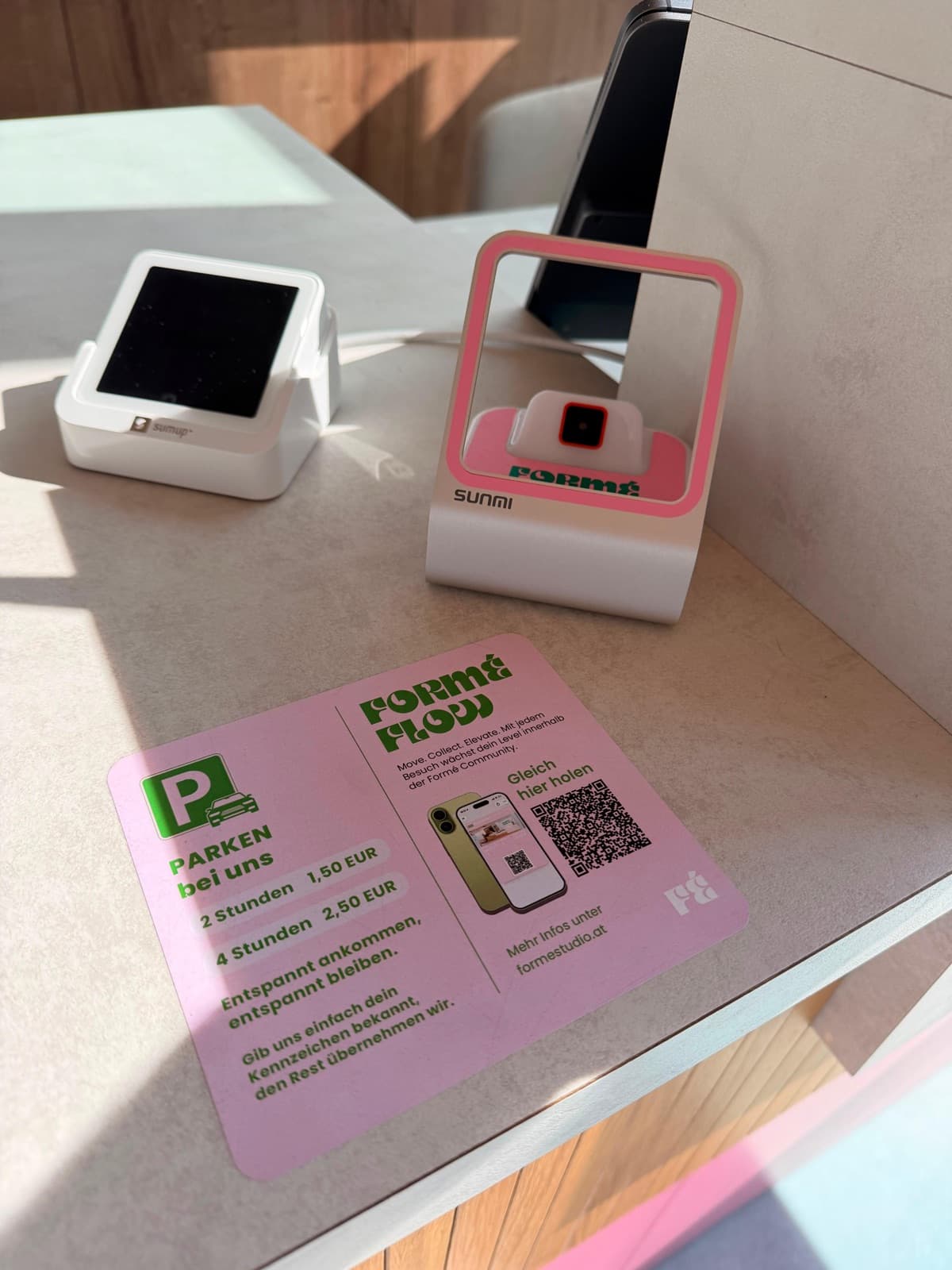 Theke im Formé Studio: Kartenterminal, QR-Scanner und Formé-Flow-Aufsteller